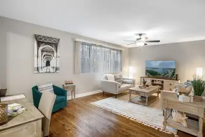 Image de Chicago charm! Quiet and inviting!