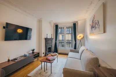 Image de luxury one bedroom with eiffel tower view