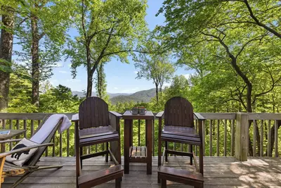 Image de Bear Point, pet friendly and set against a backdrop of breathtaking mountain views! Relax in the hot tub, play pool and enjoy the gas fire-table. WiFi