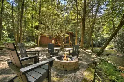 Image de Keeping it Reel -Your pet-friendly creekfront haven, complete with hot tub, firepit, pool table, WiFi, and superb fishing