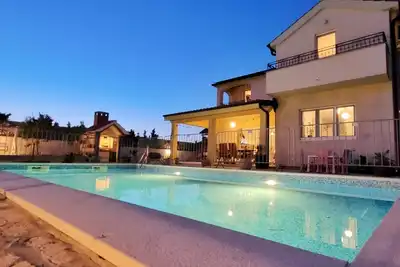 Image de 4-sterne-plus Familien-villa mit Beheiztem Pool