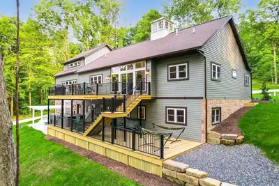 Image de Lakes, Waterfall, Basketball Court: Family Getaway 5-7 bedrooms
