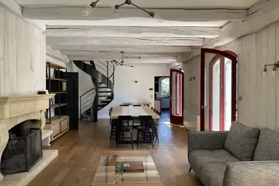 Villa design avec piscine et tennis dans un parc d'un hectare entièrement clos