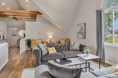 Image de Family Retreat Sleeps 30 | Hot Tub | Ping Pong |