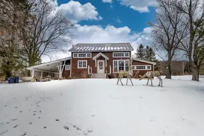 Image de Modern Chalet, 2 Acre lot, Hot Tub and New Outdoor Firepit