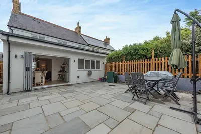 Image de Hand picked for its superb standard and a 30 minute walk to the Pembrokeshire Coastal footpath.