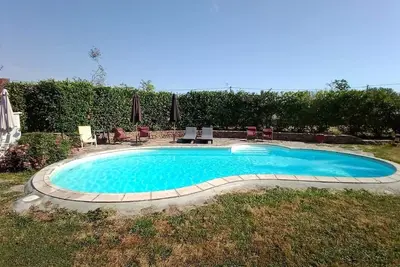 Image de Maison de campagne au calme avec piscine.