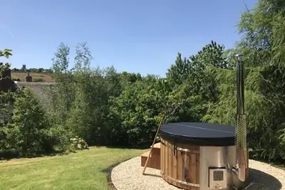 Image de Peaceful Devon hideaway with wood fired hot tub and great pubs.