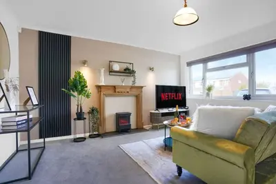 Cosy House - Sleeps 6 - Free Parking & Fast Wifi