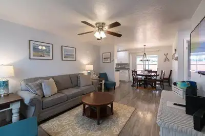Image de Remodeled 2 Bedroom Coastal Charmer