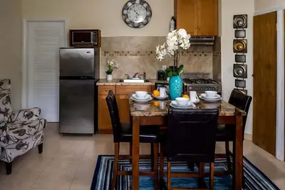 2 bedrooms w Free Airport Pickup : 10 min to Beaches, Restaurants & Embassy