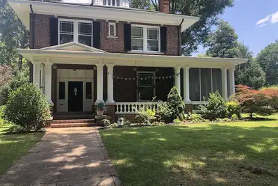 Image de Beautiful 1915 Four Square Home 5 minutes to downtown Petersburg Va