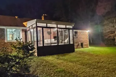 Image de Location! Secluded Three bedrooms Brick Ranch includes utilities 30+ day rental