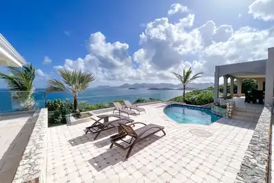 Image de Villa rénovée, véritable havre de paix avec vue exceptionnelle, 1 min des plages