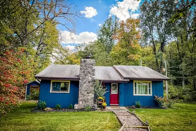 —New—Woodsy Cottage. Easy access from Rt33 in the Hocking Hills Region