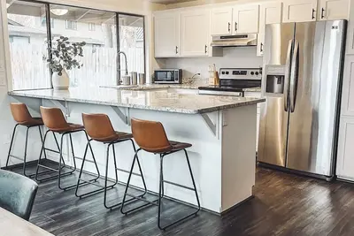 Image de New-clean/cozy House. Next to Hospital. Centrally Located. Sauna/PingPong Table.