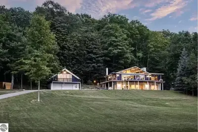 Image de Spectacular view of Lake Michigan on wooded 37 acres access to beautiful beach