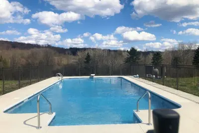 Image de Heated Pool! 4 Bed / 3 Bath home on 30 acres with pond and trails!
