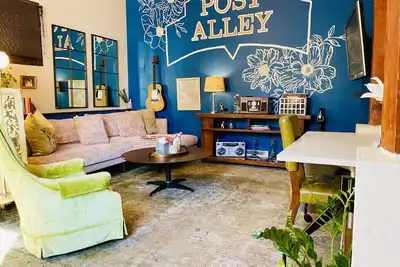 Image de A Pink Door Welcome near eateries breakfast + parking included