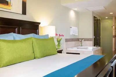 Image de Cancun 2 Br, 3 Bath. Luxurious comfort & amazing food, amenities & services!