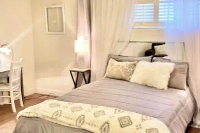 Image de Cheerful cottage in charming Temple neighborhood.