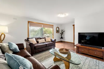 Image de 5 minutes to beach/shops! Family-sized house with games room, deck