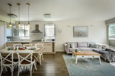 Image de Chic 2br Apt w Large Windows in Tel Aviv Old North