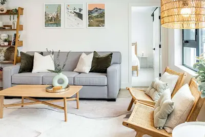 Image de Revelstoke - Condo with Hot Tub-Adanac Revelstoke