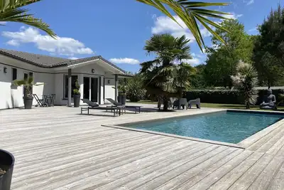 Image de maison piscine chauffée proche plages