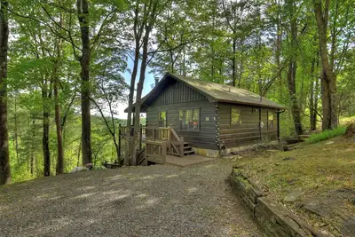 Image de Cozy Mountain indulges pets amidst scenic vistas, featuring a hot tub, gas fire pit, and seamless WiFi connectivity