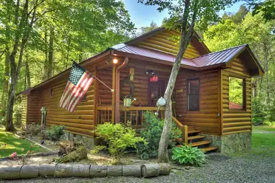 Image de Nestled by the babbling creek, Creekside Hideaway warmly welcomes pets, offering a hot tub, over-sized screened porch with Tv, firepit, and WiFi