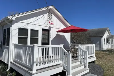 Image de Bay Cottage - A cozy home just a 1 minute walk to the beach. \nPet Friendly.