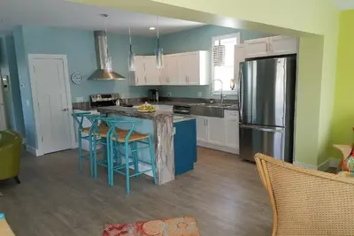 Image de In town contemp, artsy hideaway—walk to 2 lakes and everything else!