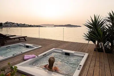 Image de Beachfront Glaros 3 bedroom villa with outside jacuzzi