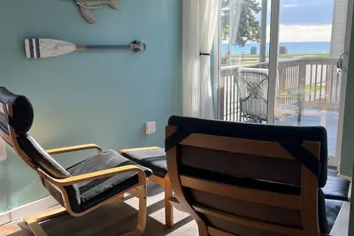 Image de The Beach Life! — Newly Renovated Beach Home awaits you!