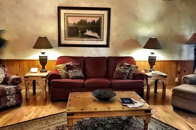 Image de Lake view two bedroom, two bath Harbor North luxury cottage with private hot tub overlooking Lake Ouachita. by RedAwning