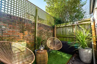 The Beehive  - sleeps 2 guests  in 1 bedroom