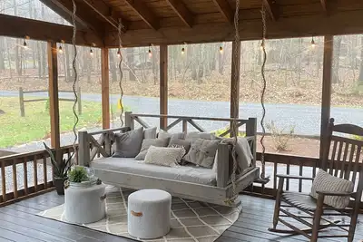 Image de 🌟Cozy Mountain Cottage w/ Hot Tub & Porch Swing Bed🌟