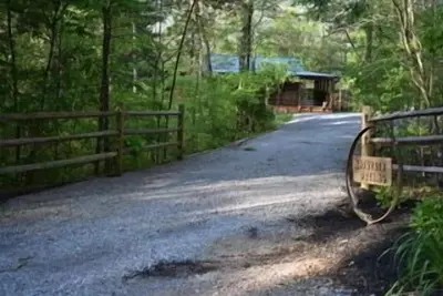 Mountain Dreams ~ Your very own private and rustic mountain retreat!