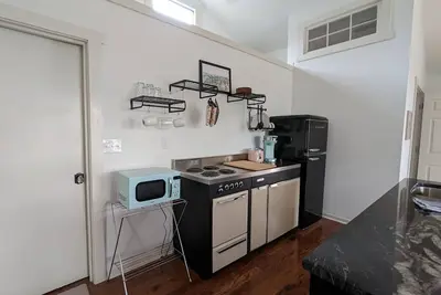 Image de Stylish Studio Loft Apartment with cool mid-century vibes
