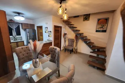 Image de Charming and spacious home. Private roof top access. Safe and quiet neighborhood