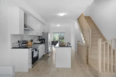 Image de Newly Built Modern 4br 2. 5Bath Townhouse Free Parking Amazing view! Entire house