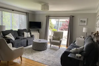 Image de Cozy family home. Min to downtown, beaches, golf, and trails!