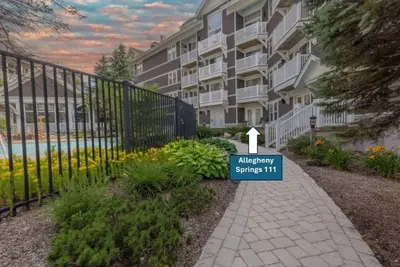 Image de As 111: Alpine Hideaway | Outdoor Heated Pool, Hot Tub & Strolls in The Village