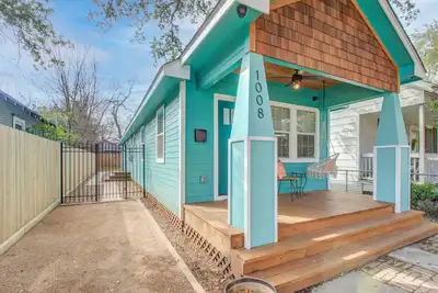 Image de Cozy, Modern Suite in the Heights with King Bed