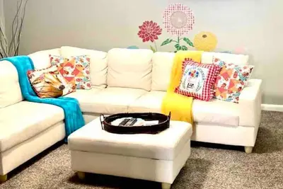 Image de The Checkered Daisy Cottage: Colorful and Fun