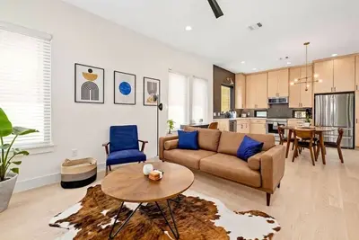 Image de Full Modern Home - Quiet Oasis Close to Downtown w/ Private Yard, 1 Car Garage