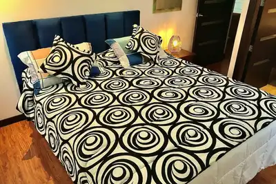 Image de Suite next to La Carolina park, shopping centers and more.