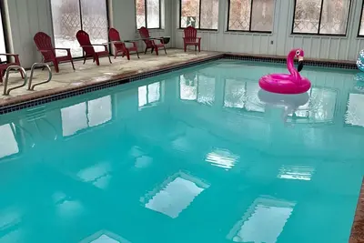 Image de Charming house! Private indoor pool and hot tub! Swim today!