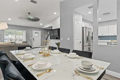 Image de Tropical Luxury Escape with Backyard Oasis & Pool